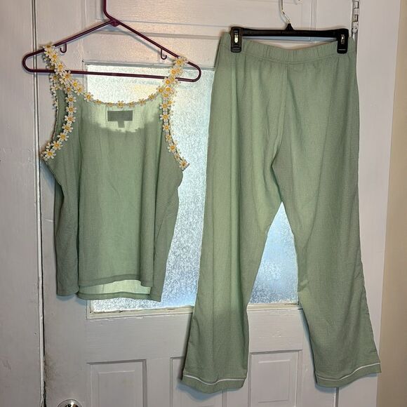 Kikit Women’s green lightweight creped material two piece tank and pant set med - Picture 8 of 8